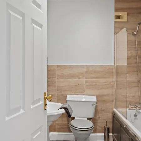 Сasa de vacaciones Lovely 4 Bedroom House In - Sleeps 10