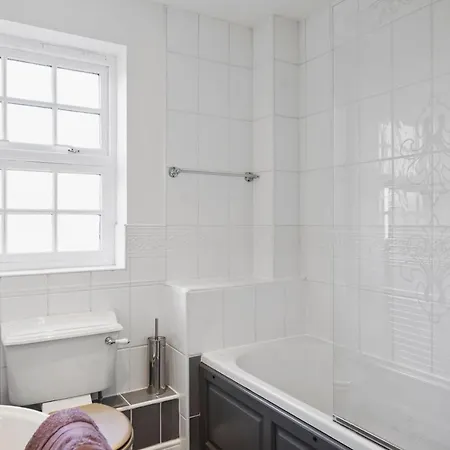 Lovely 4 Bedroom House In - Sleeps 10 Сasa de vacaciones