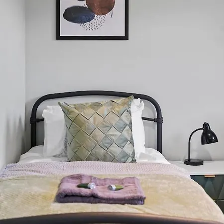 Lovely 4 Bedroom House In - Sleeps 10 York