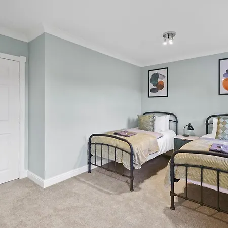 Lovely 4 Bedroom House In - Sleeps 10 York